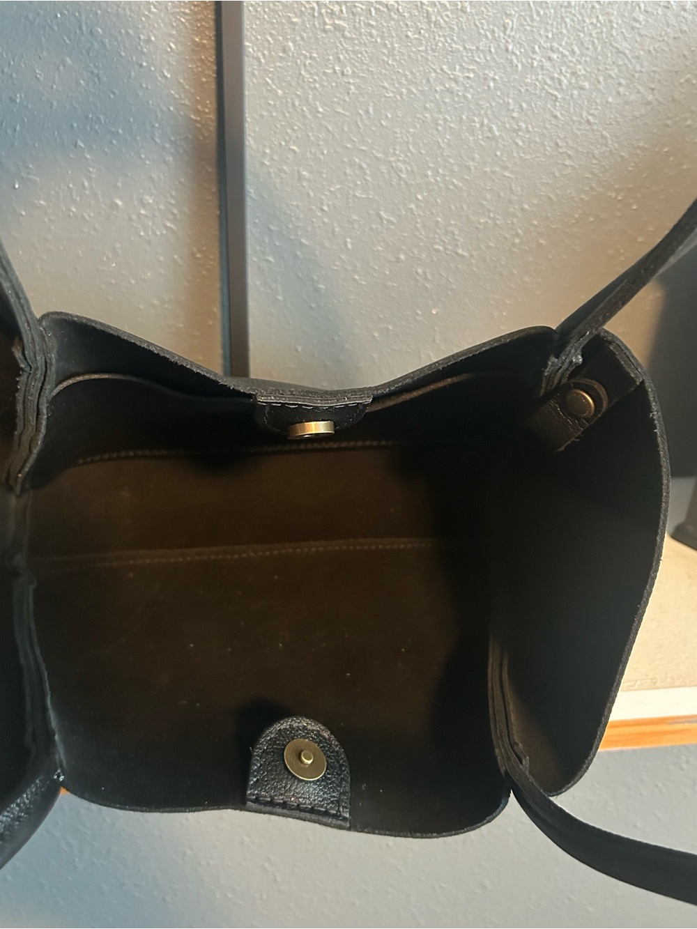 Portland Leather Medium Verona in Pebbled Black - Picture 6 of 7